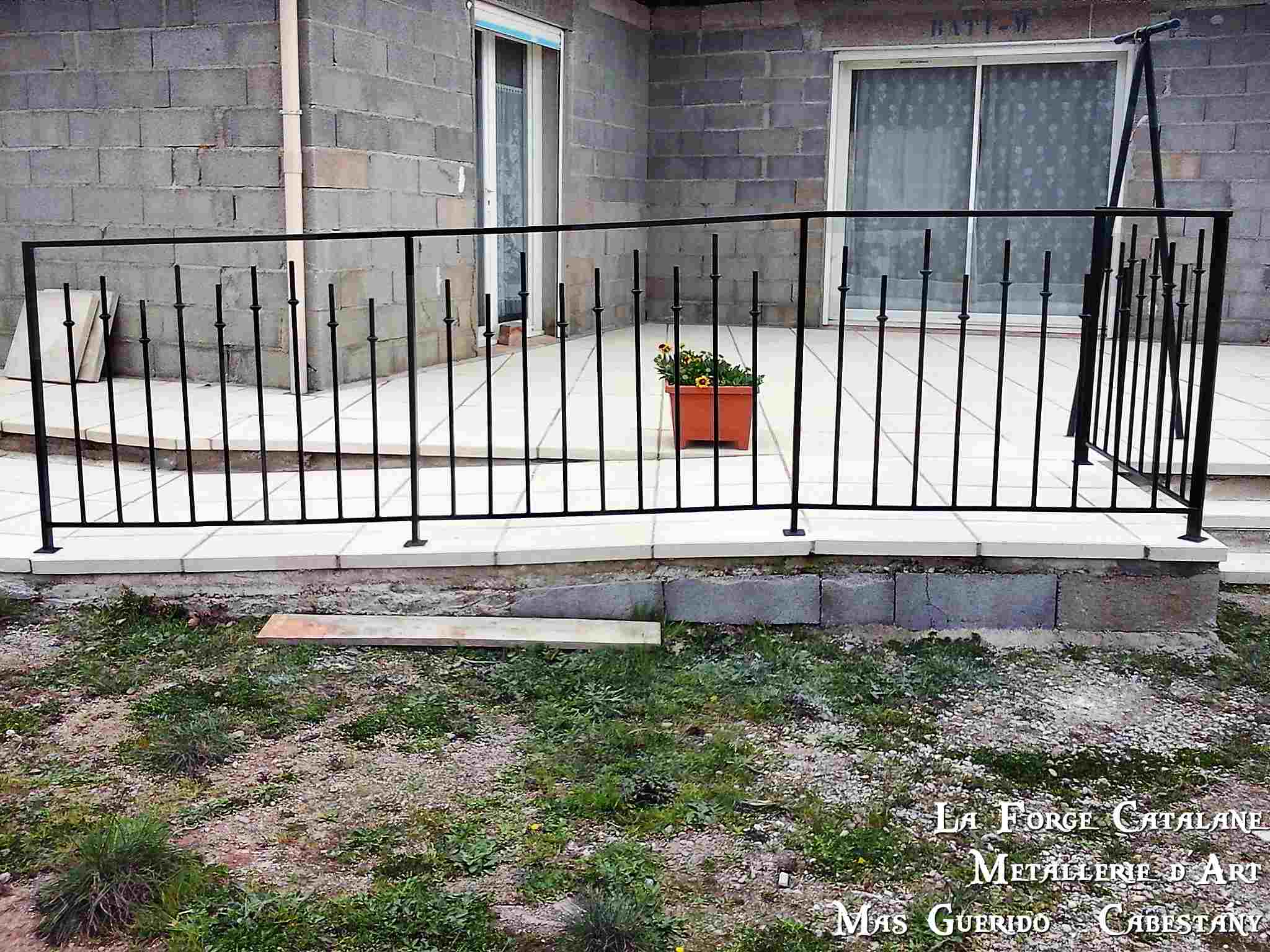 garde corps barreaudage effet joncs bagues fer forge catalane.jpg